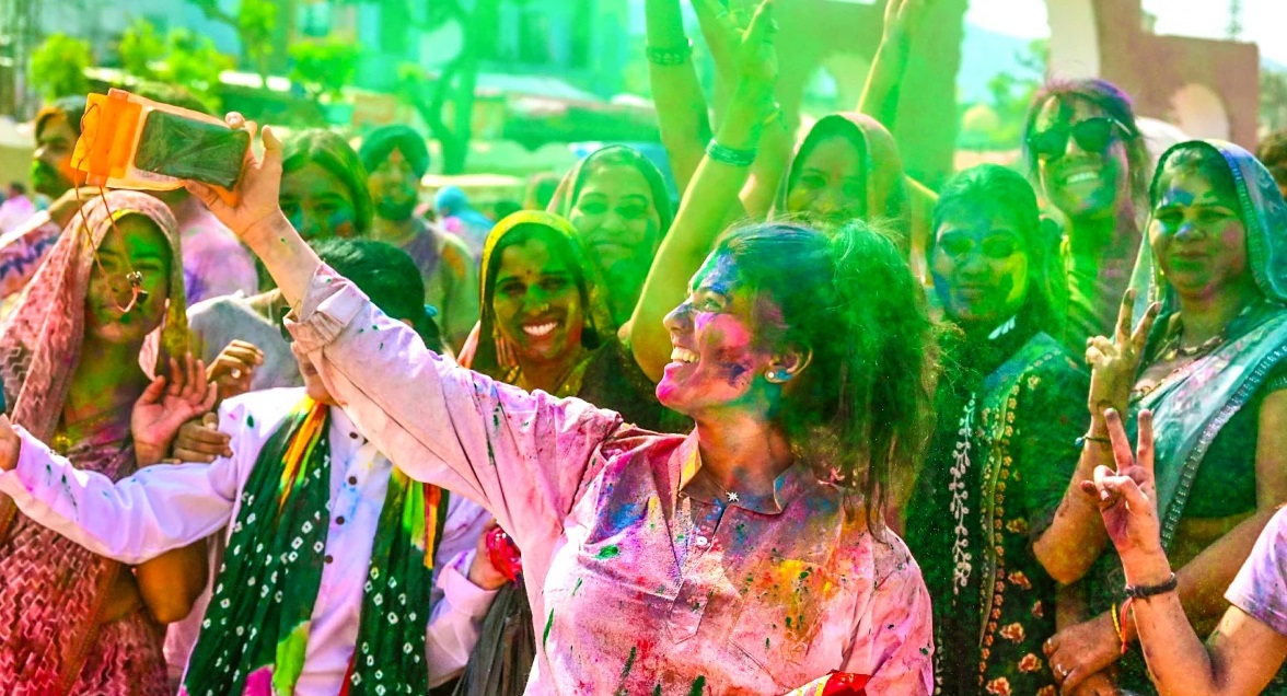 Rajasthan News: क्या इस बार पुष्कर में नहीं होगी कपड़ा फाड़ होली? बागेश्वर बाबा की नसीहत के बाद पुरोहितों का बड़ा फैसला!