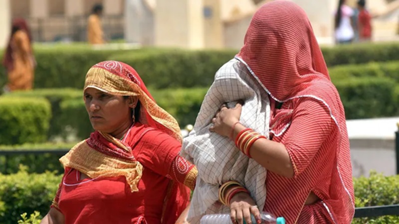 Rajasthan Weather Alert: राजस्थान में गर्मी का टॉर्चर, 12 जिलों में लू की चेतावनी, जानें अपने शहर का तापमान