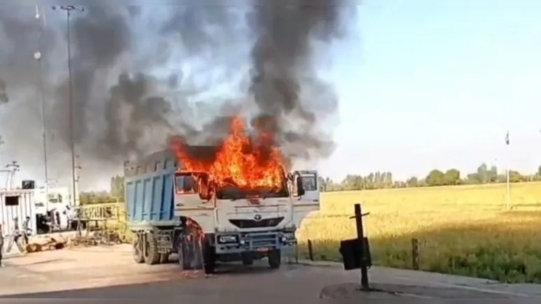 बूंदी: मेगा हाईवे पर दो वाहनों में भयंकर आग, चालकों ने कूदकर बचाई जान