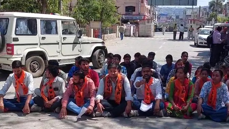 Mewar University Controversy: मेवाड़ यूनिवर्सिटी के छात्रों ने किया आत्मदाह का प्रयास, 17 गिरफ्तार, जानें क्या है पूरा विवाद?