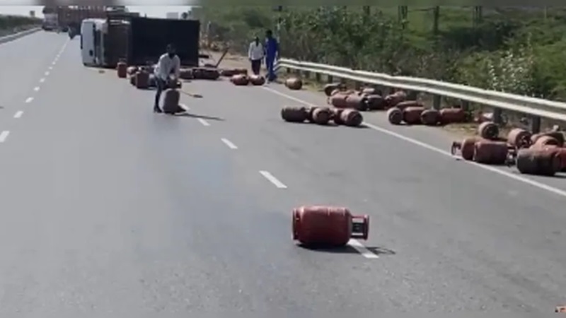 Kishangarh Gas Truck Accident: गैस सिलेंडरों से भरा ट्रक हाईवे पर पलटा, सड़क पर बिखरे सिलेंडर