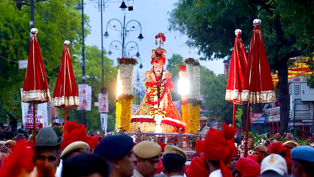 Rajasthan News: चांदी की पालकी और हाथी-घोड़ों की शान; जयपुर में निकली गणगौर की सवारी, देखें उत्सव की खास तस्वीरें!