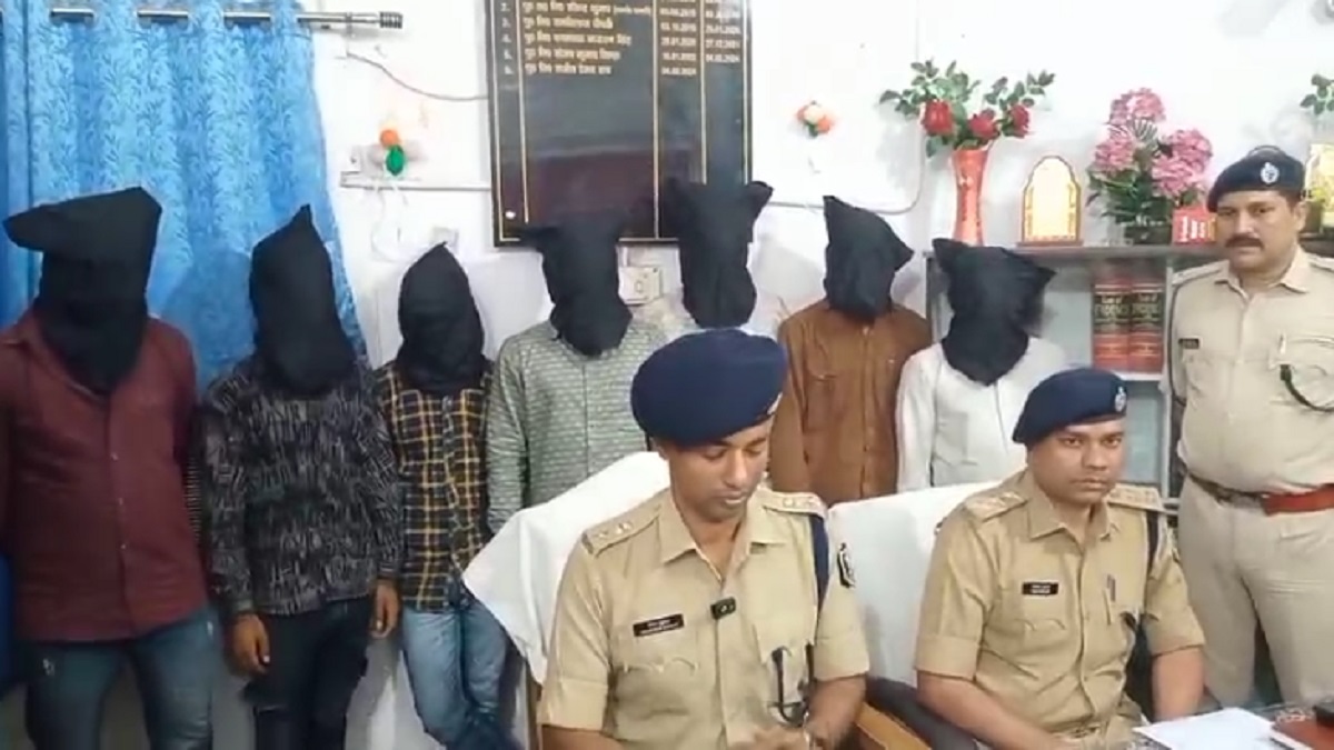 रोहतास पुलिस को मिली बड़ी सफलता, 7 कुख्यात अपराधी गिरफ्तार, आपत्तिजनक सामान बरामद