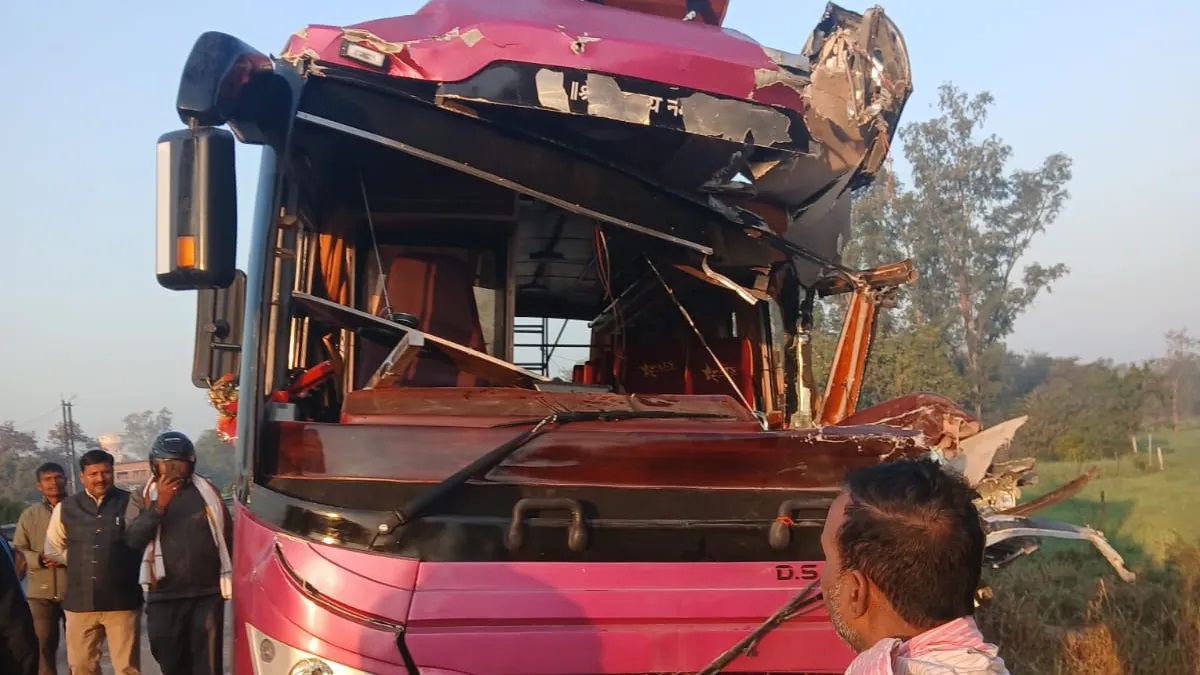 बिहार में भीषण सड़क हादसा: पटना के लिए शैक्षणिक टूर पर निकली बस की ट्रक से टक्कर, दो शिक्षकों की मौत, कई बच्चे घायल