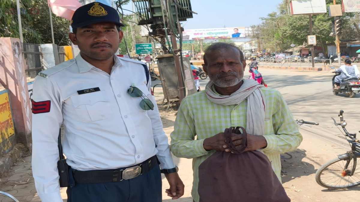 ट्रैफिक पुलिस ने पेश की ईमानदारी की मिसाल: किसान का नगदी और दस्तावेजों से भरा झोला लौटाया, खुशी से खिल उठा चेहरा 