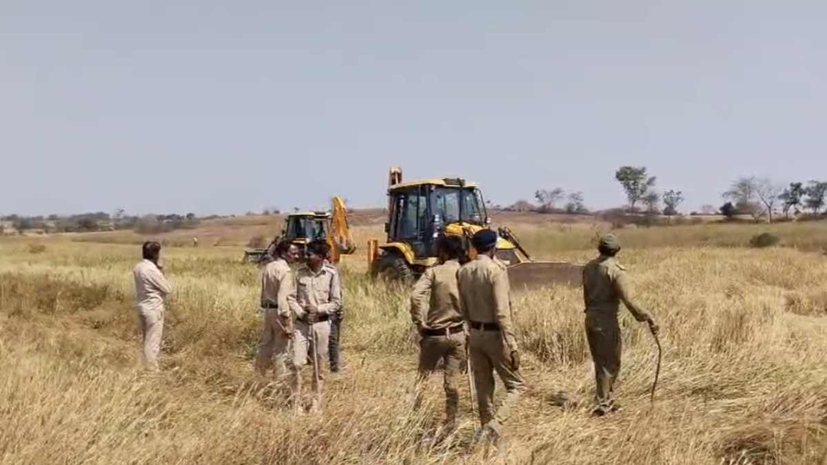 लहलहाती फसल पर चला प्रशासन का बुलडोजर: 125 बीघा सरकारी जमीन कराई कब्जा मुक्त, छावनी बना गांव  