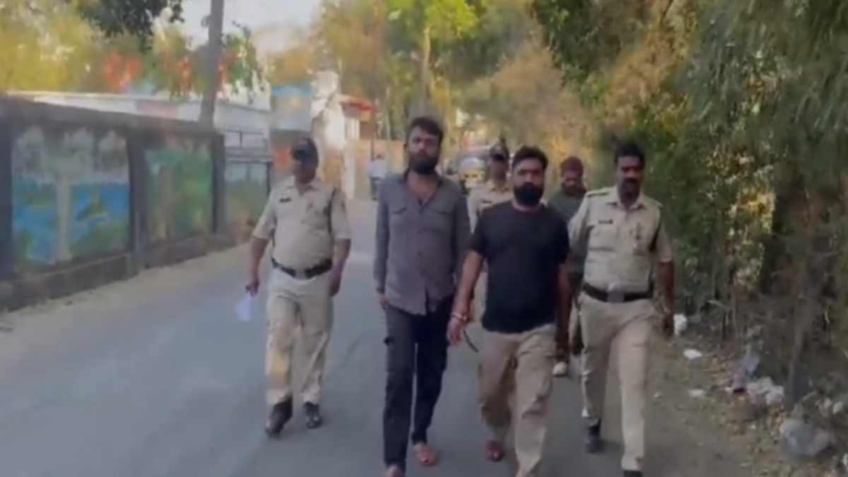 सिवनी पुलिस की बड़ी कार्रवाई: कुख्यात हिस्ट्रीशीटर अजीत उपाध्याय और प्रबुद्ध शुक्ला समेत तीन फरार आरोपियों को  गिरफ्तार कर निकाला जुलूस, पिस्टल, कारतूस और चाकू बरामद