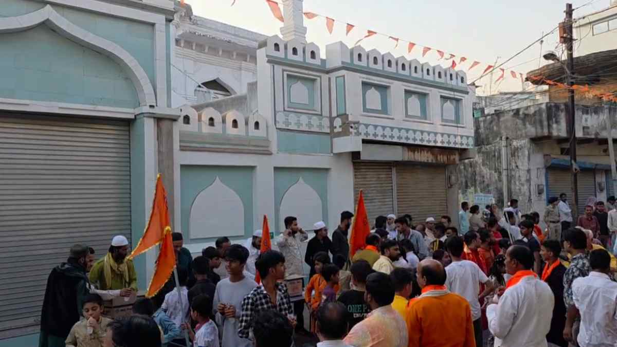 गंगा-जमुनी तहजीब: जुमे की नमाज के बाद मुस्लिम समाज ने रामभक्तों पर की पुष्प वर्षा, भव्य स्वागत कर गले मिलकर दी बधाई