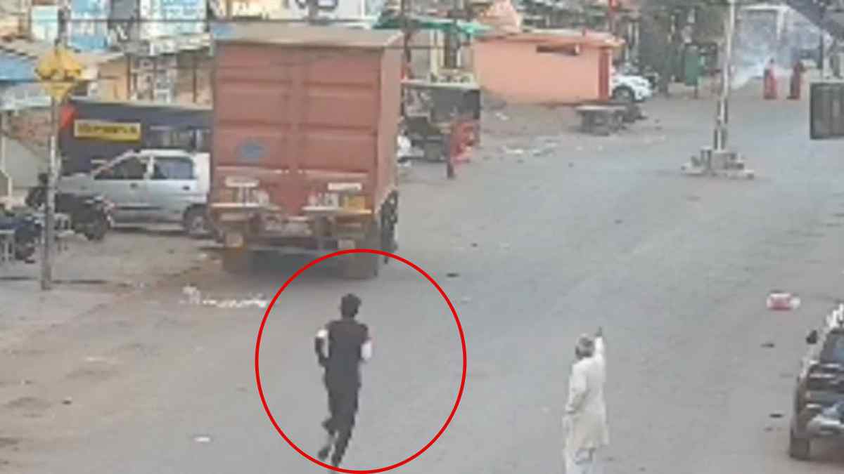 ट्रक को चढ़ा नशा! बिना ड्राइवर के सड़क पर दौड़ा शराब से लोड वाहन, बैंक के बाहर खड़ी कैश वैन को मारी टक्कर