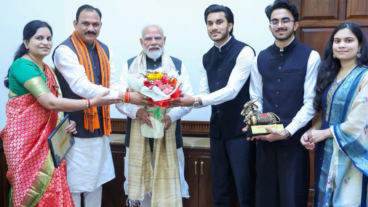 बेटी की शादी का न्योता देने सपरिवार PM मोदी के पास पहुंचे मंत्री श्यामबिहारी जायसवाल, प्रधानमंत्री ने दिया स्नेहिल आशीर्वाद​