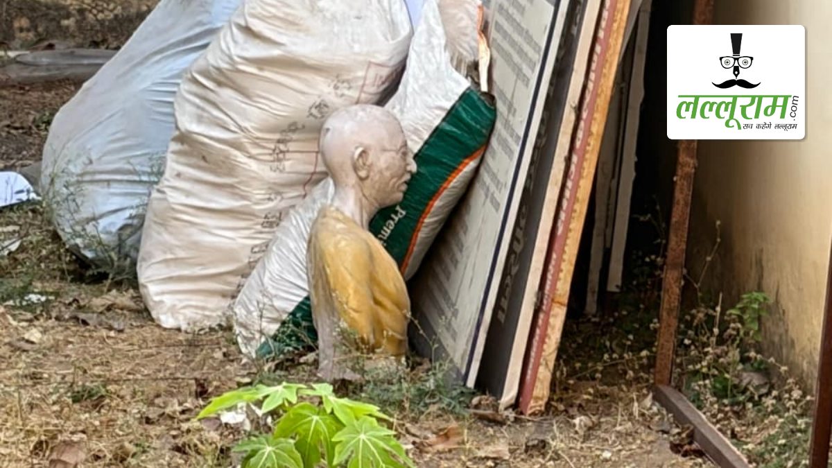 हे राम! राष्ट्रपिता का ऐसा अपमान… सरकारी दफ्तर में कचरे के साथ पड़ी मिली बापू की प्रतिमा, लोगों में आक्रोश