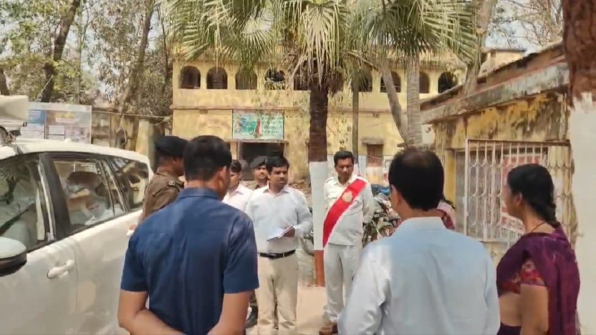 सुपौल DM का प्रखंड कार्यालय पर छापा, BDO-CO और PO समेत कई कर्मचारी मिले गायब, ऑपरेटर समेत संविदा कर्मियों को बर्खास्त करने का आदेश