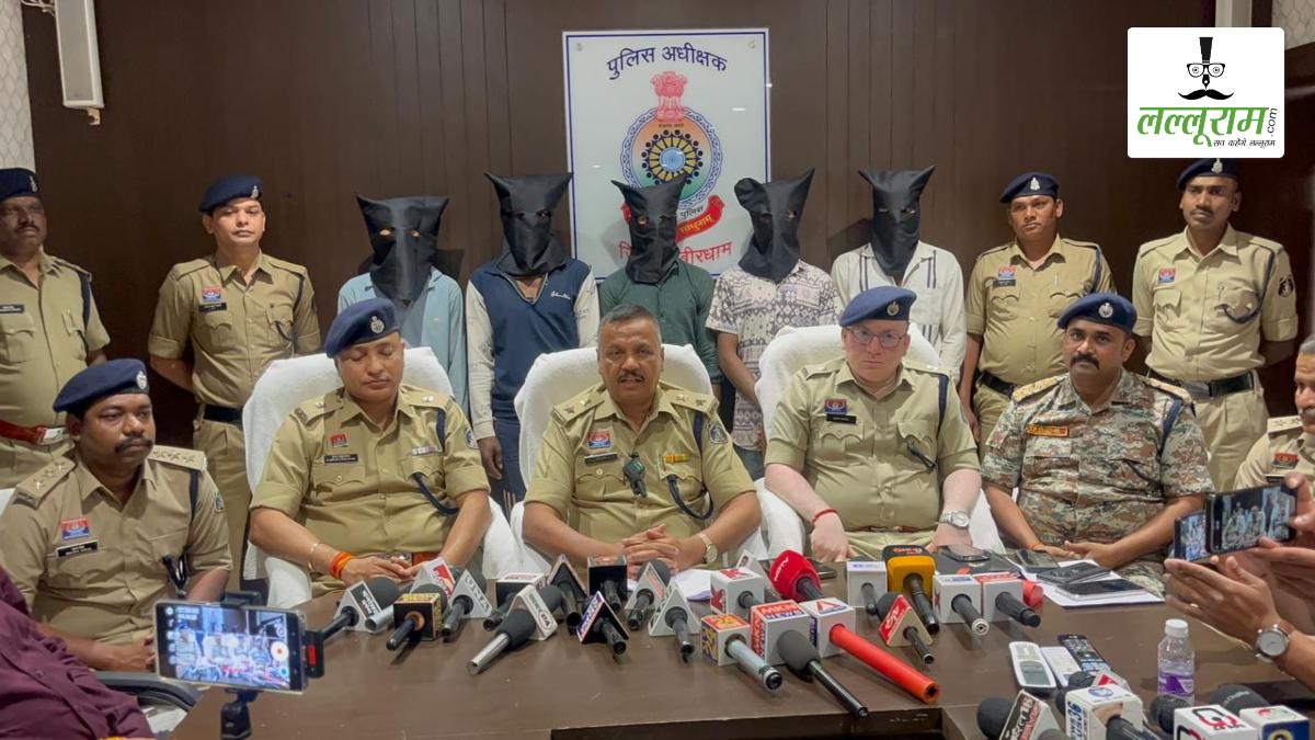 अंधेरे और सुनसान रास्तों पर लोगों से लूट करने वाले ‘छल्ला’ गैंग का भंडाफोड़, पुलिस ने नाबालिग समेत 6 युवकों को किया गिरफ्तार, नगदी, औजार और बाइक बरामद