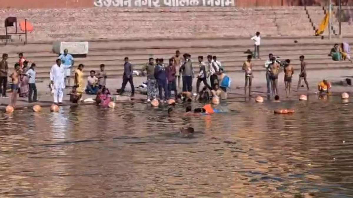 शिप्रा नदी में डूबने से बचा श्रद्धालु: होमगार्ड और तैराक दल की सतर्कता से बची जान, रेस्क्यू कर सुरक्षित निकाला बाहर 