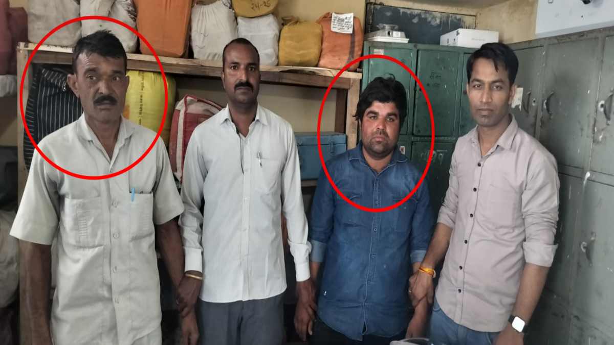30 हजार रुपए की रिश्वत लेते पंचायत सचिव गिरफ्तार: लोकायुक्त पुलिस ने रकम के साथ रंगे हाथों दबोचा, साथी ठेकेदार भी पकड़ाया 