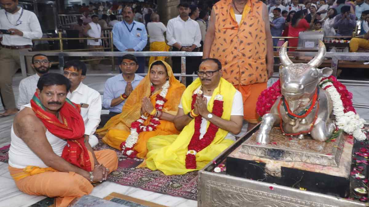 उज्जैन के महाकालेश्वर मंदिर पहुंचे UP के डिप्टी CM ब्रजेश पाठक, बाबा महाकाल के किए दर्शन, हर-हर महादेव के लगाए जयकारे