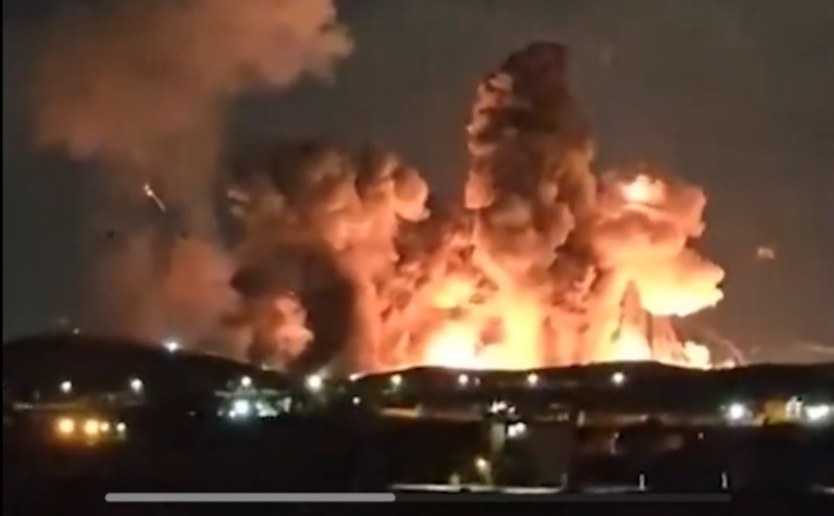 ईरान पर 2000 पाउंड के ‘बंकर-बस्टर’ बमों से हमला, डोनाल्ड ट्रंप ने इस्फाहान शहर पर हुए हमले का खौफनाक वीडियो शेयर किया