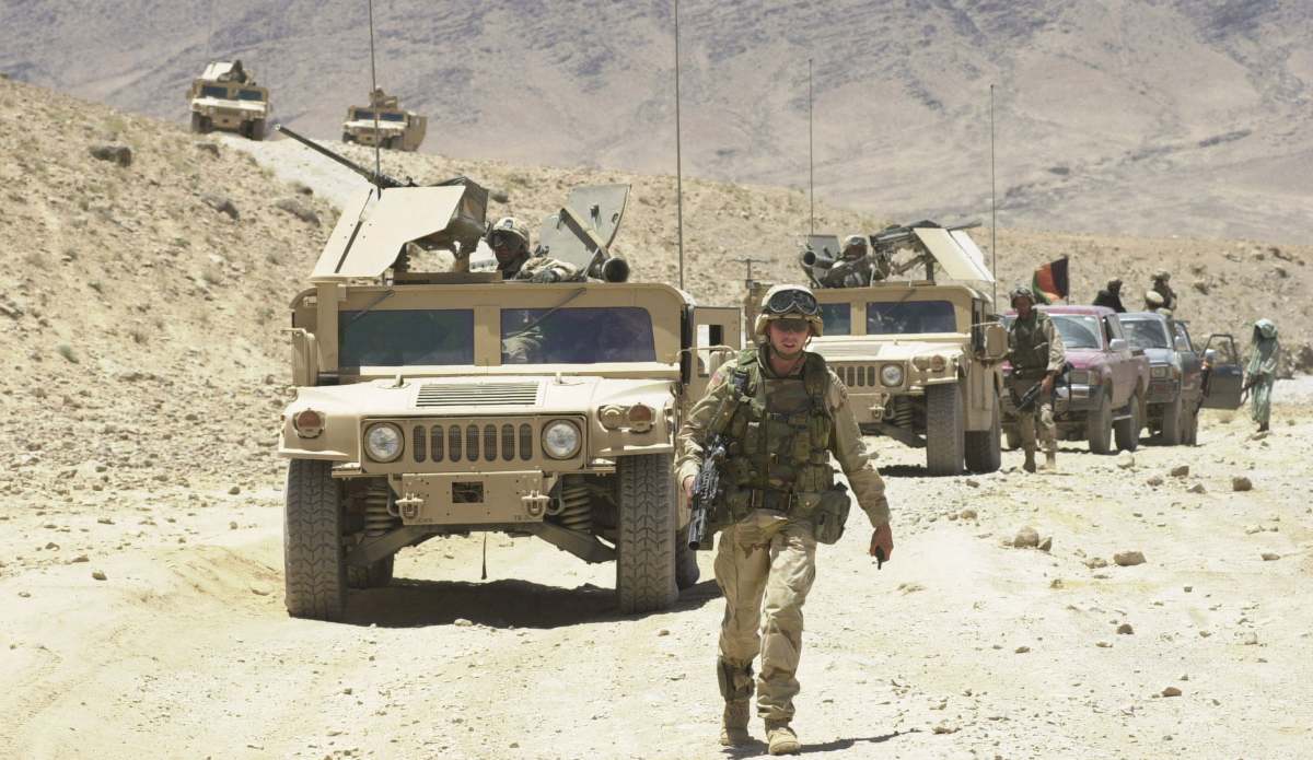 US-Iran War: ईरान को चारों ओर से अमेरिका ने घेरा, 50 हजार सैनिक करेंगे हमला, ट्रंप की हरी झंडी का इंतजार