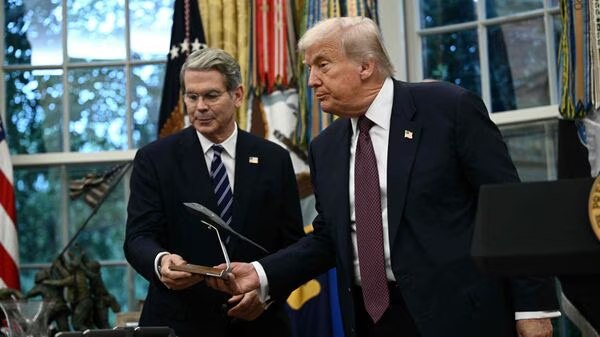 ईरानी तेल से सैंक्शन हटाने पर कर सकते है विचार, अमेरिकी वित्त मंत्री बेसेंट स्कॉट बेसेंट का बड़ा ऐलान ; इधर ट्रंप ने कहा – सेना नहीं भेजेंगे पर ..