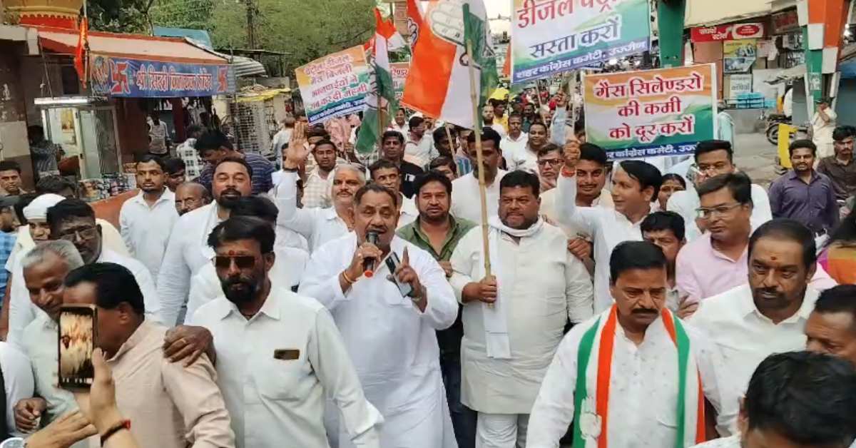 बिजली दर में वृद्धि-गेहूं खरीदी की तारीख बढ़ाने पर विरोध: उज्जैन में कांग्रेस ने ईंधन-गैस सिलेंडर को लेकर किया प्रदर्शन, दी ये चेतावनी