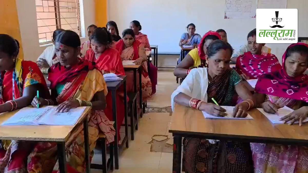 बस्तर में अधूरे सपनों को मिली नई उड़ान: पढ़ाई छोड़ने के वर्षों बाद फिर थामी कलम, 25 हजार से ज्यादा बुजुर्गों और युवाओं ने दी उल्लास महापरीक्षा, कैदी और पूर्व माओवादी भी हुए शामिल