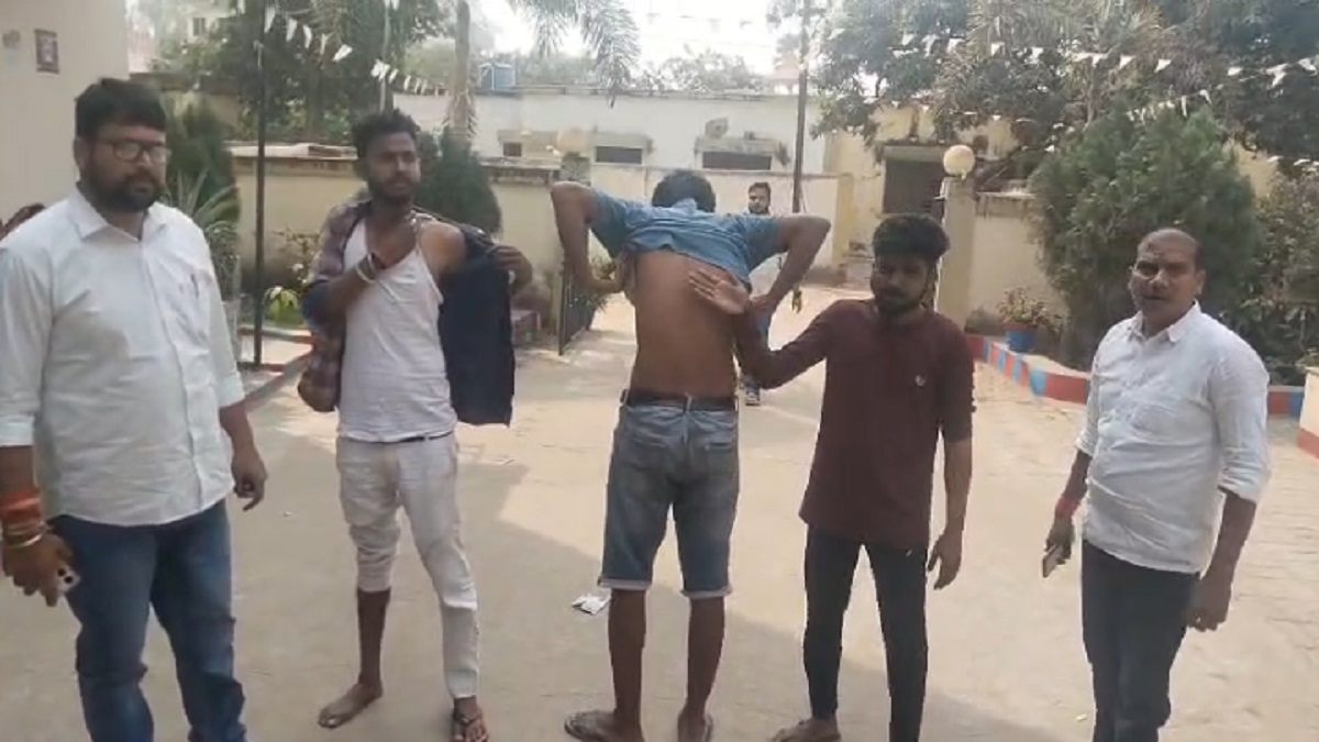 कैमूर में पशु तस्करों की दबंगई: मवेशियों से भरी गाड़ी रोकने पर तीन युवकों को बीच सड़क पर पीटा, डायल 112 पुलिस पर पैसे लेने का आरोप