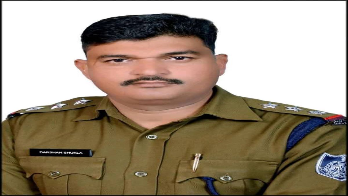 थाना प्रभारी सस्पेंडः जन्मदिन मनाने का वीडियो हुआ था वायरल, बाइक चोरी के आरोपी के कंधे पर बैठे आए थे नजर