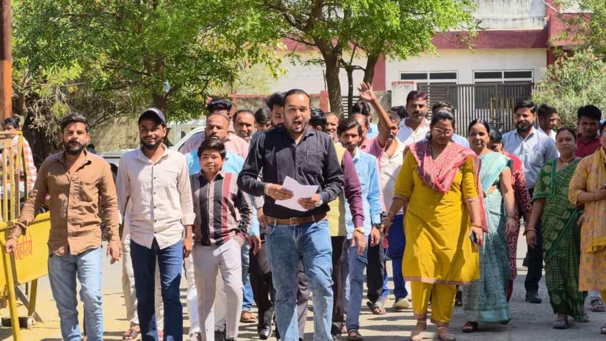 आउटसोर्स कर्मचारियों ने खोला मोर्चाः वेतन नहीं मिलने से नाराज जिला अस्पताल के कर्मियों ने कलेक्टर को सौंपा ज्ञापन, दी काम बंद हड़ताल की चेतावनी