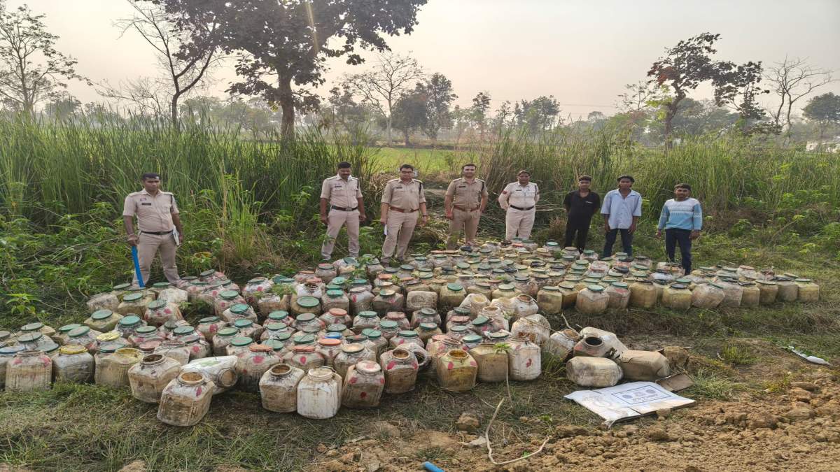 CG News : अवैध शराब निर्माण का भंडाफोड़, पुलिस ने झाड़ियों और लंबी घास में छुपाकर रखे 6000 किलो महुआ लाहन किया बरामद