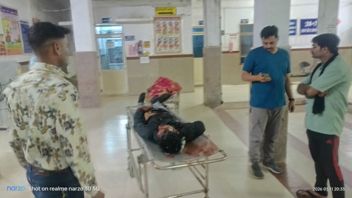 सड़क हादसे में पति पत्नी की मौतः 2 साल की मासूम बेटी गंभीर, रेत से भरे ट्रैक्टर ने बाइक को मारी टक्कर