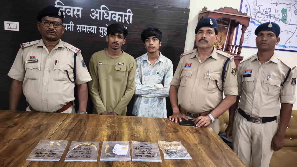 थार खरीदने के शौक ने पहुंचाया सलाखों के पीछे: दोस्तों ने रिटायर्ड जवान के घर में नाबालिग बेटे से कराई सोने के जेवरों की चोरी, फिर धमकाकर करते रहे ब्लैकमेल, महिला खरीदार समेत 5 को पुलिस ने किया गिरफ्तार