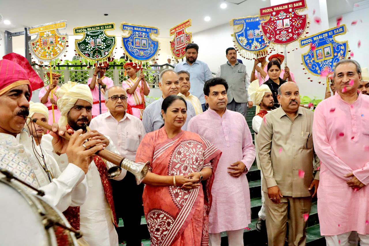 दिल्ली में ‘फूल वालों की सैर’ का आगाज, सीएम रेखा गुप्ता बोलीं- ये भाईचारे की मिसाल