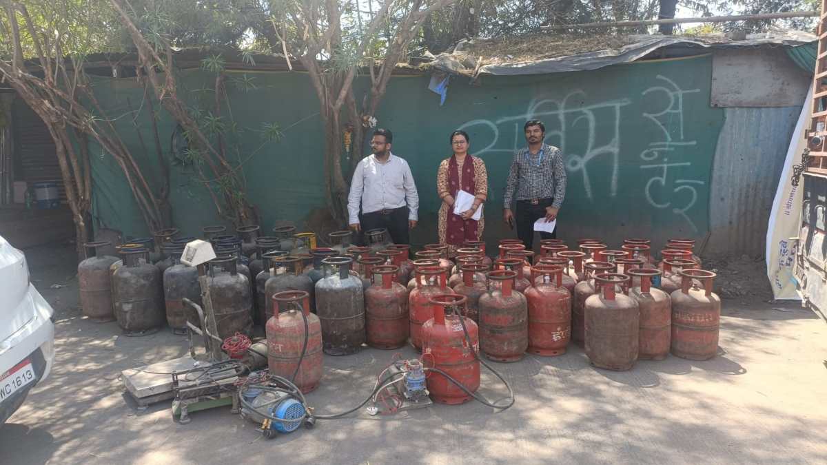 इंदौर में गैस सिलेंडर की कालाबाजारी का भंडाफोड़ः 12 मार्च को छापा, 18 मार्च को FIR, आरोपी अब भी फरार