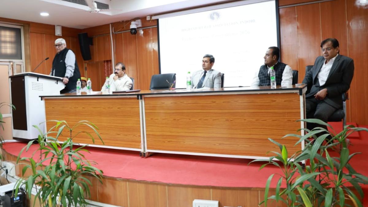 इंदौर हाईकोर्ट में लॉ सेमिनार: न्यायमूर्ति द्विवेदी बोले- बिना तैयारी कोर्ट में आना वकालत नहीं, कोर्ट क्राफ्ट सीखना जरूरी
