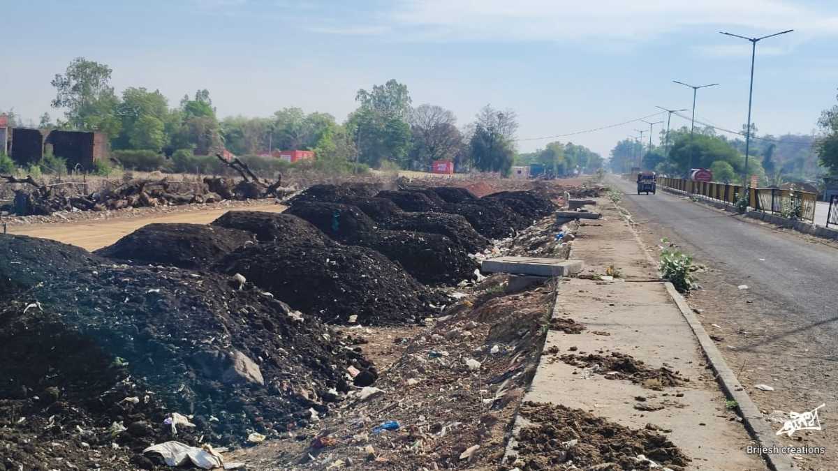 हाईवे निर्माण में भ्रष्टाचारः कचरे से हो रही बेस फीलिंग, भविष्य में रोड धंसने और पुल गिरने जैसी घटनाएं ! निगम की मिलीभगत, बदबू से ग्रामीण परेशान