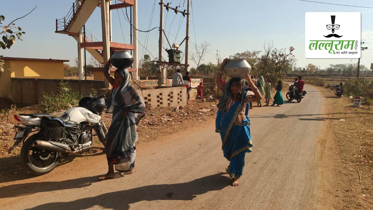 गांव में जल संकट से ग्रामीण की परेशान: पानी की टंकी बंद होने के चलते कई महीनों से नल-जल योजना पड़ी ठप, हैंडपंप भी देने लगे जवाब, 2 किमी दूर से पानी लाने को मजबूर ग्रामीण