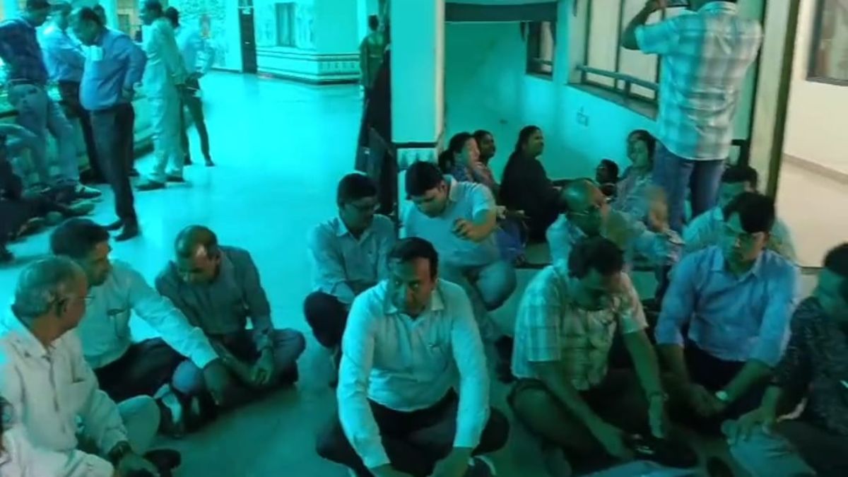 IGNTU अमरकंटक यूनिवर्सिटी में बवाल: प्रोफेसर पर हमले के बाद 11 शोध छात्र निष्कासित, कार्रवाई के साथ राजनीति भी गरमाई…