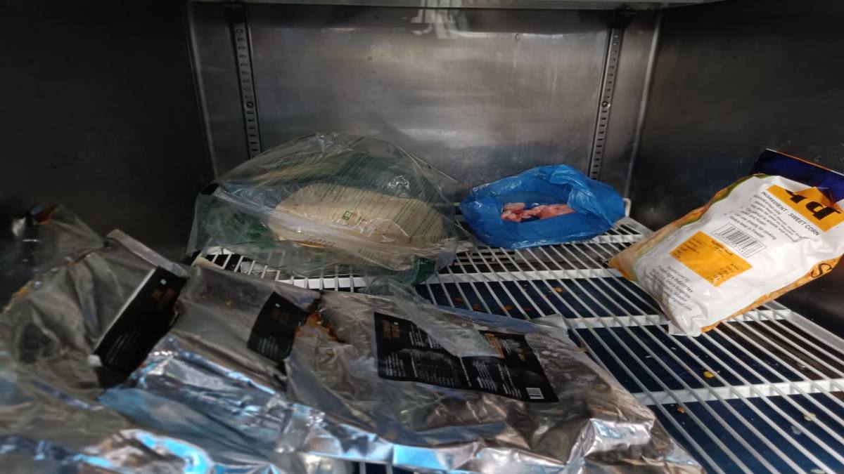 शाकाहारी वाले सावधान! एक ही फ्रिज में रखे थे वेज और नॉनवेज खाद्य पदार्थ, रोल्स मेनिया रेस्टारेंट में खाद्य विभाग की छापामार कार्रवाई में हुआ खुलासा