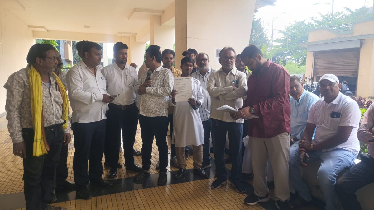 प्लास्टिक बोतलों में शराब का विरोध, छत्तीसगढ़ बोतल संघ ने आबकारी आयुक्त कमिश्नर को सौंपा ज्ञापन