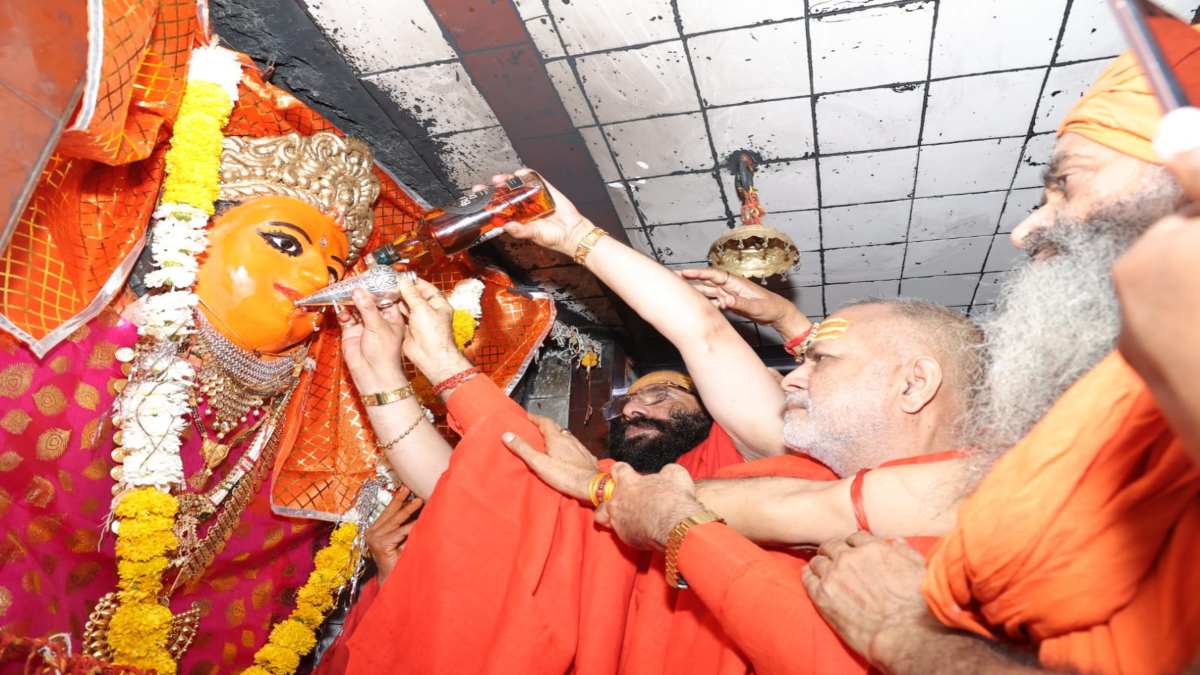 महाअष्टमी पर उज्जैन में आस्था का महासंगम: संतों ने लगाया माता को मदिरा का भोग, 28 किलोमीटर से गुजरेगी नगर पूजा यात्रा