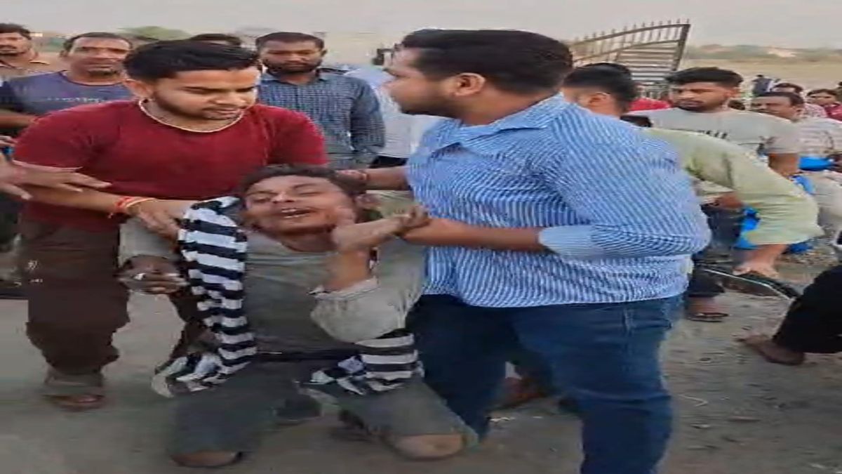 दिनदहाड़े महिला से मोबाइल लूटः भागते वक्त बदमाशों की बाइक हो गई दुर्घटनाग्रस्त, भीड़ ने आरोपियों की जमकर पिटाई की, पुलिस ने अस्पताल में भर्ती कराया