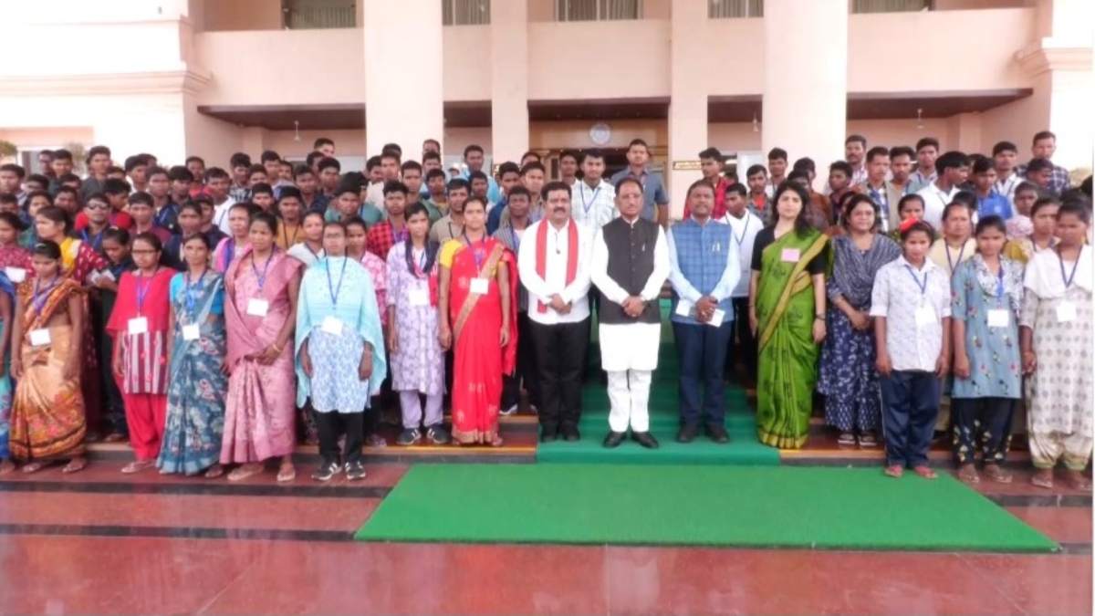 विधानसभा में खास मेहमान बने 140 आत्मसमर्पित नक्सली, भ्रमण कर लोकतांत्रिक व्यवस्था को समझा, CM साय बोले- माओवादी लोकतंत्र पर जता रहे भरोसा