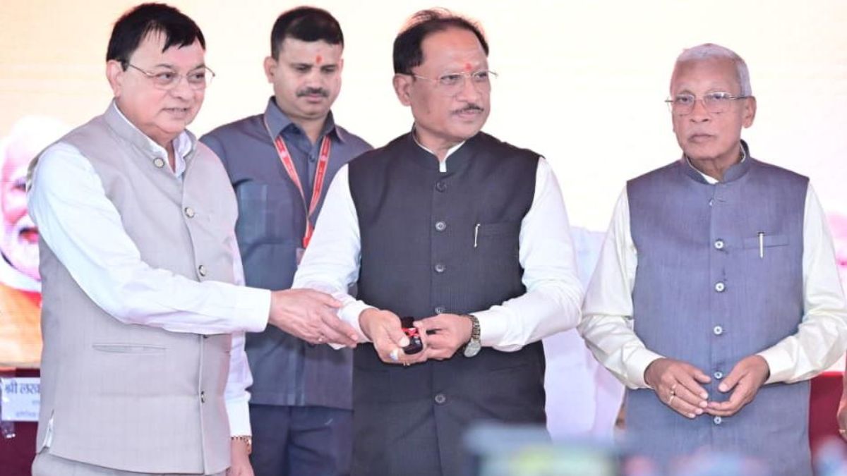 श्रमिक सम्मेलन : CM साय ने 79 हजार से अधिक श्रमिकों के खातों में 27.15 करोड़ रुपये किए ट्रांसफर, कहा- मेहनतकशों का सशक्तिकरण ही है विकसित छत्तीसगढ़ की नींव