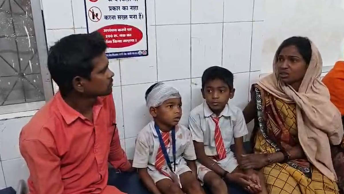 ट्रैक्टर को टक्कर मार पलटी स्कूल वैन, शिक्षिका समेत 10 बच्चे हुए घायल, ड्राइवर के नहीं आने पर प्रिंसिपल ने थामी थी स्टीयरिंग…