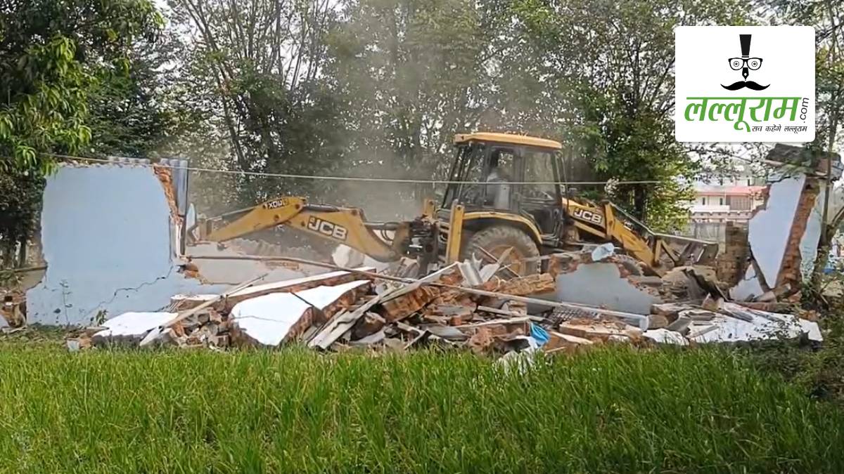 मेडिकल कॉलेज की जमीन पर लोगों ने कर रखा था कब्जा, प्रशासन ने 37 घरों पर चलाया बुलडोजर, आक्रोशित अतिक्रमणकारियों ने किया पथराव