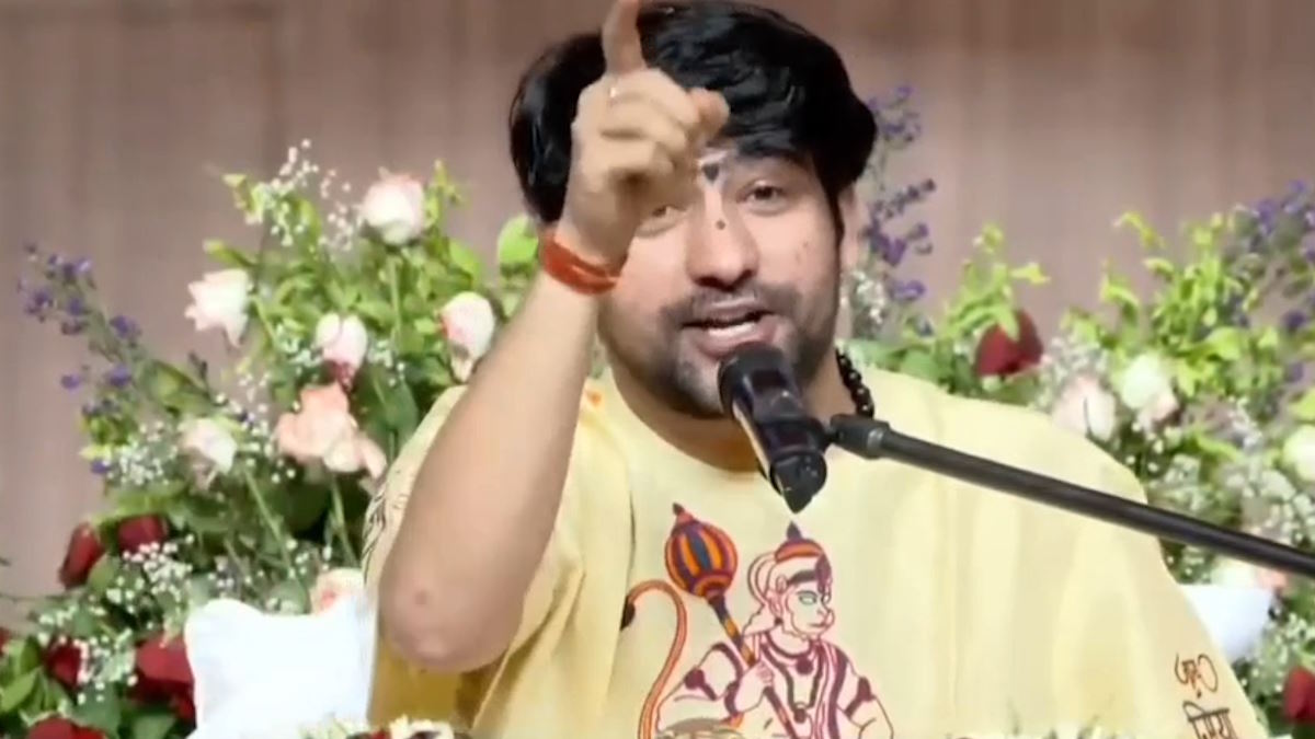 बागेश्वर सरकार की धर्मान्तरण करने वालों को सीधी चेतावनी, कहा- ठठरी मारी जाएगी, छत्तीसगढ़ का भांचा आया है…