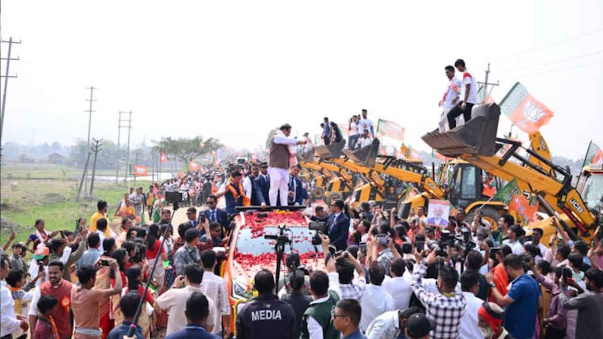 ‘जन आशीर्वाद यात्रा’ के दौरान भाजपा समर्थकों ने हिमंत बिस्वा सरमा को दिया “बुलडोजर सैल्यूट”