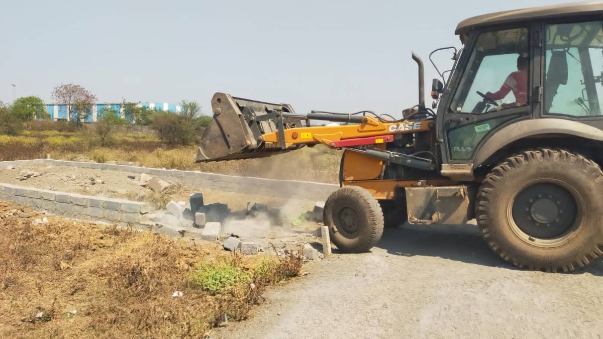 Raipur News : अवैध प्लाटिंग पर चला प्रशासन का बुलडोजर, 1 एकड़ जमीन पर हो रहे निर्माण पर लगाई रोक