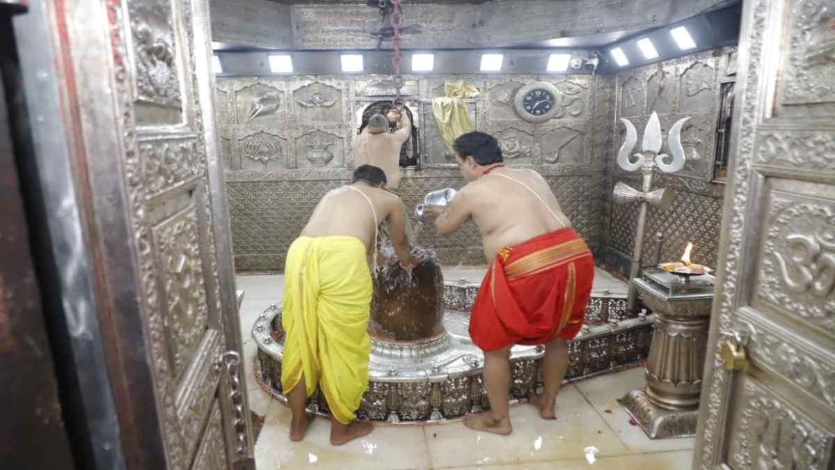 चंद्रग्रहण के बाद महाकालेश्वर मंदिर का शुद्धिकरण: पवित्र नदियों के जल और दूध से बाबा महाकाल को कराया स्नान, गर्भगृह, नंदी हॉल और मंदिर परिसर को धोया 