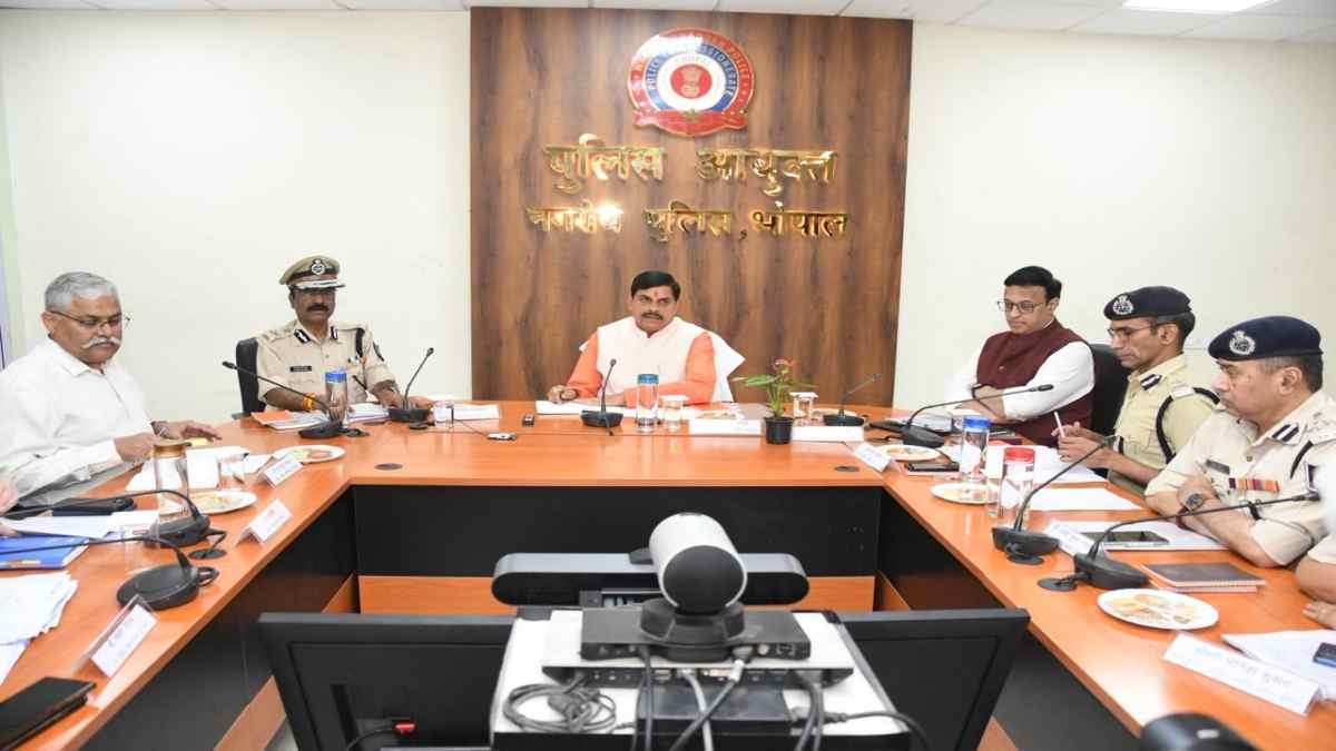 ईरान-इजराइल वॉर के बाद MP में अलर्ट! CM डॉ. मोहन की पुलिस अफसरों के साथ बड़ी बैठक, दुबई में फंसे लोगों पर कही ये बात